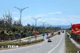 Cờ Đảng, cờ Tổ quốc tung bay trên tuyến đường ven biển dài và đẹp nhất thành phố Đà Nẵng. (Ảnh: Đỗ Trưởng/TTXVN)