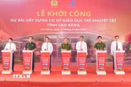 Các đại biểu thực hiện nghi thức bấm nút khởi công xây dựng công trình. (Ảnh: Quốc Đạt/TTXVN)