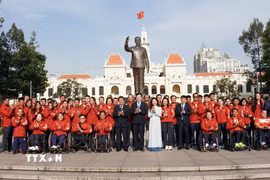 Phó Thủ tướng Mai Văn Chính cùng đại diện các bộ, ban, ngành Trung ương và Thành phố Hồ Chí Minh, cán bộ, huấn luyện viên, vận động viên Đoàn Thể thao Người khuyết tật Việt Nam tại Công viên tượng đài Chủ tịch Hồ Chí Minh. (Ảnh: Trung Tuyến/TTXVN)