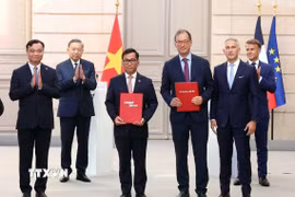 Tổng Bí thư, Chủ tịch nước Tô Lâm và Tổng thống Pháp Emmanuel Macron chứng kiến trao văn kiện và thỏa thuận hợp tác giữa hai nước. (Ảnh: Thống Nhất/TTXVN)