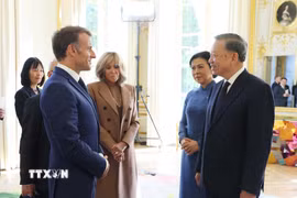 Tổng thống Pháp Emmanuel Macron trao Huân chương Đại thập tự Bắc đẩu bội tinh của nước Pháp tặng Tổng Bí thư, Chủ tịch nước Tô Lâm. (Ảnh: Thống Nhất/TTXVN)