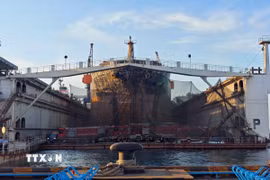 Hiện trường vụ cháy tàu chở hàng ở thành phố Thanh Đảo, tỉnh Sơn Đông. (Ảnh: THX/TTXVN phát)