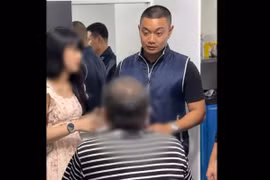 Một sỹ quan cảnh sát thẩm vấn đối tượng tên Gao sau khi bị bắt tại một khách sạn ở quận Din Daeng, Bangkok. (Ảnh chụp màn hình từ video của Cục Điều tra Trung ương Thái Lan)