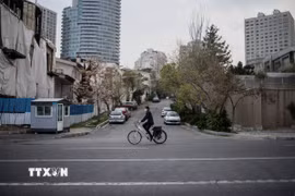 Người dân di chuyển trên đường phố tại Tehran, Iran. (Ảnh: THX/TTXVN)