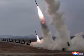 Triều Tiên tiến hành cuộc tập trận tấn công hỏa lực sử dụng hệ thống phóng rocket đa nòng siêu chính xác 600mm vào ngày 14/3. (Nguồn: Yonhap)