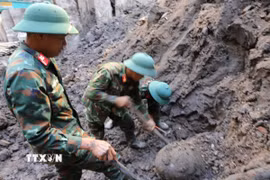 Lực lượng chức năng khai quật, thu hồi thành công quả bom nặng khoảng 300kg tại đường Cầu Đất. (Ảnh: TTXVN phát)