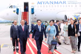 Chủ nhiệm Văn phòng Chủ tịch nước Lê Khánh Hải đón Tổng thống nước Cộng hòa Liên bang Myanmar Min Aung Hlaing và Phu nhân tại sân bay quốc tế Nội Bài, Hà Nội. (Ảnh: Phạm Kiên/TTXVN)