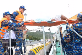 Đưa ngư dân Đà Nẵng gặp nạn từ Tàu Trường Sa 18 vào bờ an toàn. (Ảnh: TTXVN phát)