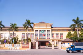Trụ sở Sở Nông nghiệp và Môi trường tỉnh Quảng Trị cũ có tổng diện tích 11.000m2 đã được UBND phường Nam Đông Hà cải tạo, chuyển đổi công năng thành điểm Trường THCS Phan Đình Phùng. (Ảnh: Thanh Thủy/TTXVN)