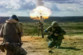 Binh sỹ Ukraine khai hỏa một khẩu súng cối trong một cuộc tập trận. (Nguồn: AFP)