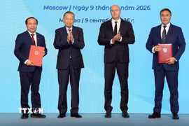 Tổng Bí thư, Chủ tịch nước Tô Lâm và Phó Thủ tướng Nga Dmitry Chernyshenko chứng kiến trao thỏa thuận hợp tác giữa hai nước. (Ảnh: Thống Nhất/TTXVN)