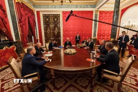 Tổng thống Nga Vladimir Putin (thứ 2, theo chiều kim đồng hồ) trong cuộc gặp hai Đặc phái viên của Tổng thống Mỹ Donald Trump, ông Steve Witkoff (thứ 6) và Jared Kushner (thứ 5) tại Moskva, ngày 5/9. (Ảnh: AA/TTXVN phát)