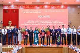 Ủy viên Bộ Chính trị, Bí thư Trung ương Đảng, Bí thư Đảng ủy Mặt trận Tổ quốc, các đoàn thể Trung ương, Chủ tịch Ủy ban Trung ương Mặt trận Tổ quốc Việt Nam Bùi Thị Minh Hoài và Ủy viên Bộ Chính trị, Bí thư Trung ương Đảng, Trưởng Ban Tuyên giáo Trung ương Trịnh Văn Quyết cùng các đại biểu chụp ảnh chung. (Ảnh: Minh Đức/TTXVN)