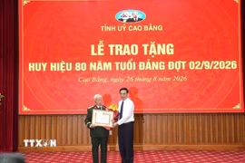 Đại tướng Phan Văn Giang trao tặng Huy hiệu 80 năm tuổi Đảng cho đồng chí Nguyễn Khánh Trung. (Ảnh: Chu Hiệu/TTXVN)