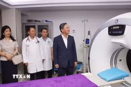 Đại sứ Nguyễn Minh Tâm tham quan cơ sở vật chất hiện đại tại Bệnh viện Hà Nội-Vientiane. (Ảnh: Xuân Tú/TTXVN)