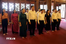 Phó Chủ tịch Quốc hội Nguyễn Khắc Định cùng đoàn công tác dâng hương tưởng niệm Chủ tịch Hồ Chí Minh tại Đền thờ Bác Hồ. (Ảnh: Nguyễn Công Hải/TTXVN)