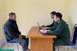 Cán bộ Đồn Biên phòng Xín Cái (Bộ đội Biên phòng Hà Giang) lấy lời khai đối tượng Giàng Vả Phừ. (Nguồn: Báo Biên phòng)