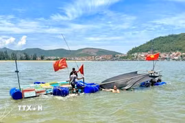 Tàu cá mang số hiệu NA 70365-TS đang di chuyển vào cửa lạch khi cách bờ khoảng 1 hải lý thì bất ngờ bị sóng lớn đánh chìm. (Ảnh: TTXVN phát)