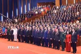 Các đại biểu thực hiện nghi lễ bế mạc Đại hội. (Ảnh: TTXVN)