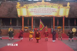 Chương trình nghệ thuật đã tái hiện một giai đoạn lịch sử hào hùng với những dấu mốc tiêu biểu của cuộc khởi nghĩa Lam Sơn. (Ảnh: Hoa Mai/TTXVN)