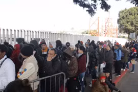 Người di cư tại cửa khẩu Chaparral ở Tijuana, Mexico. (Ảnh: THX/TTXVN)