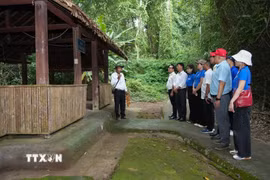 Khách tham quan Khu di tích lịch sử văn hóa quốc gia đặc biệt Căn cứ Trung ương Cục miền Nam (tỉnh Tây Ninh). (Ảnh: Giang Phương/TTXVN)