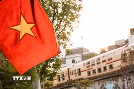 Đoàn tàu trải nghiệm, tạo điểm nhấn thị giác giàu cảm xúc, khơi gợi niềm tự hào về bản sắc văn hóa và lịch sử Hà Nội. (Ảnh: Phạm Tuấn Anh/TTXVN)