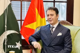 Đại sứ Pakistan tại Việt Nam Kohdayar Marri trả lời phỏng vấn của phóng viên TTXVN. (Ảnh: Việt Đức/TTXVN)