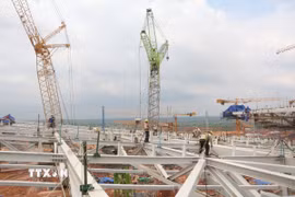 Nhân lực, phương tiện thi công hệ thống thép mái nhà sân bay Long Thành. (Ảnh: Công Phong/TTXVN)