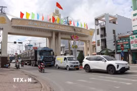 Ngã tư Long Kim hướng vào trung tâm xã Bến Lức. (Ảnh: Đức Hạnh/TTXVN)