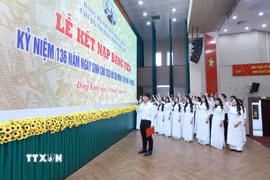 Đảng viên mới tuyên thệ tại Lễ kết nạp. (Ảnh: Anh Tuấn/TTXVN)