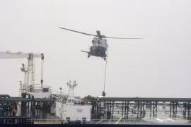 Binh sỹ Pháp đu dây từ trực thăng xuống tàu Tagor trên Đại Tây Dương ngày 31/5. (Nguồn: AP)