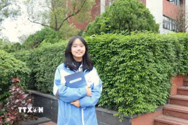 Nữ sinh Trường THPT Chuyên Bắc Ninh Trương Thanh Xuân luôn lạc quan trên hành trình chinh phục tri thức. (Ảnh: Thanh Thương/TTXVN)