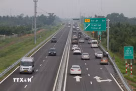 Phương tiện lưu thông trên cao tốc Trung Lương-Mỹ Thuận, đoạn qua xã Tân Phú, thị xã Cai Lậy. (Ảnh: Minh Trí/TTXVN)