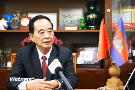 Ông Sim Chy, Chủ tịch Tổng hội Khmer-Việt Nam tại Campuchia trả lời phỏng vấn TTXVN. (Ảnh: Minh Hưng/TTXVN)