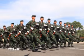 Cán bộ, học viên Trường Sỹ quan Lục quân 2 (đóng chân tại Đồng Nai) duyệt đội ngũ chào mừng năm học mới. (Ảnh: Lê Xuân/TTXVN)
