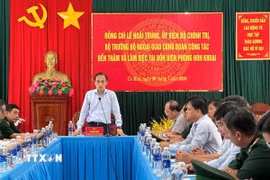 Bộ trưởng Bộ Ngoại giao Lê Hoài Trung phát biểu tại chuyến làm việc trên đảo Hòn Khoai, tỉnh Cà Mau. (Ảnh: TTXVN phát)