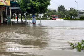 Tuyến đường Nguyễn Công Trứ giao đường Âu Cơ, phường Hạc Thành, tỉnh Thanh Hóa, ngập sâu do mưa lớn kéo dài. (Ảnh: Khiếu Tư/TTXVN)
