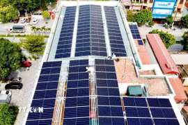 Lắp đặt điện mặt trời mái nhà. (Ảnh: TTXVN phát)