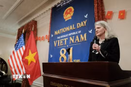 Thứ trưởng Ngoại giao Hoa Kỳ Allison Hooker phát biểu tại buổi lễ. (Ảnh: Ngọc Quang/TTXVN)