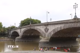 Nước sông xuống thấp làm trơ các trụ của cây cầu Kew bắc qua sông Thames đoạn ở London. (Ảnh: Hữu Tiến/TTXVN)
