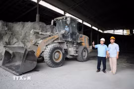 Ông Nguyễn Thanh Phong (trái), Chủ tịch Hội đồng quản trị Công ty CP Sông Cầu Hà Bắc, Phó Chủ tịch Hội Doanh nghiệp tỉnh Bắc Ninh, điều hành sản xuất. (Ảnh: Danh Lam/TTXVN)
