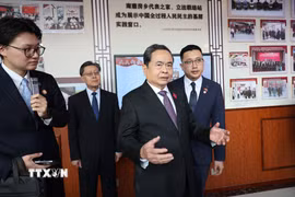 Chủ tịch Quốc hội Trần Thanh Mẫn trao đổi cách làm sáng tạo trong việc lắng nghe ý kiến quần chúng nhân dân đóng góp vào các dự thảo văn bản pháp luật. (Ảnh: Quang Hưng/TTXVN)