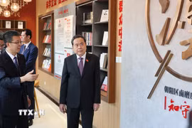 Chủ tịch Quốc hội Trần Thanh Mẫn khảo sát tại điểm liên lạc lập pháp Nam Ma Phòng ở quận Triều Dương. (Ảnh: Quang Hưng/TTXVN)