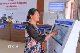 Người dân bấm số thứ tự để làm thủ tục hành chính tại Trung tâm phục vụ hành chính công xã Xuân Hồng, Ninh Bình. (Ảnh: Công Luật/TTXVN)