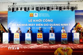 Các đại biểu ấn nút khởi công nhà máy Điện gió Quảng Ninh 1. (Ảnh: Đức Hiếu/TTXVN)