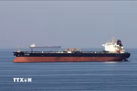 Tàu chở dầu di chuyển qua eo biển Hormuz. (Ảnh: Reuters/TTXVN)