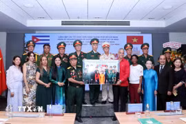 Đại diện Ban liên lạc truyền thống Tiểu đoàn 261 Giron tại Thành phố Hồ Chí Minh tặng ảnh kỷ niệm cho ông Mauricio Alejandro Martínez Duque, Tổng Lãnh sự Cộng hòa Cuba tại Thành phố Hồ Chí Minh. (Ảnh: Xuân Khu/TTXVN)