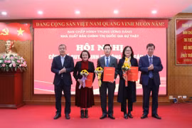 Ông Ngô Đông Hải, Ủy viên Trung ương Đảng, Phó Trưởng Ban Tuyên giáo và Dân vận Trung ương và Phó giáo sư-Tiến sỹ Vũ Trọng Lâm, Giám đốc-Tổng Biên tập Nhà xuất bản Chính trị quốc gia Sự thật, trao quyết định bổ nhiệm và chúc mừng các Ủy viên Hội đồng Biên tập-Xuất bản chuyên trách của Nhà xuất bản. (Nguồn: Cổng thông tin điện tử Đảng Cộng sản Việt Nam)
