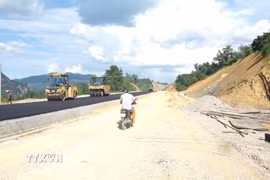 Phương tiện tự ý lưu thông trên tuyến cao tốc Đồng Đăng-Trà Lĩnh thuộc địa phận tỉnh Lạng Sơn khi chưa đưa vào khai thác sử dụng. (Ảnh: TTXVN phát)